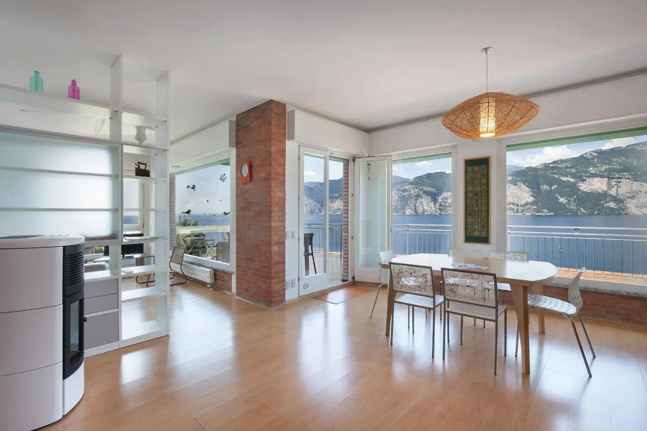 Apartment Windows On The Lake مالتشيزينيه
