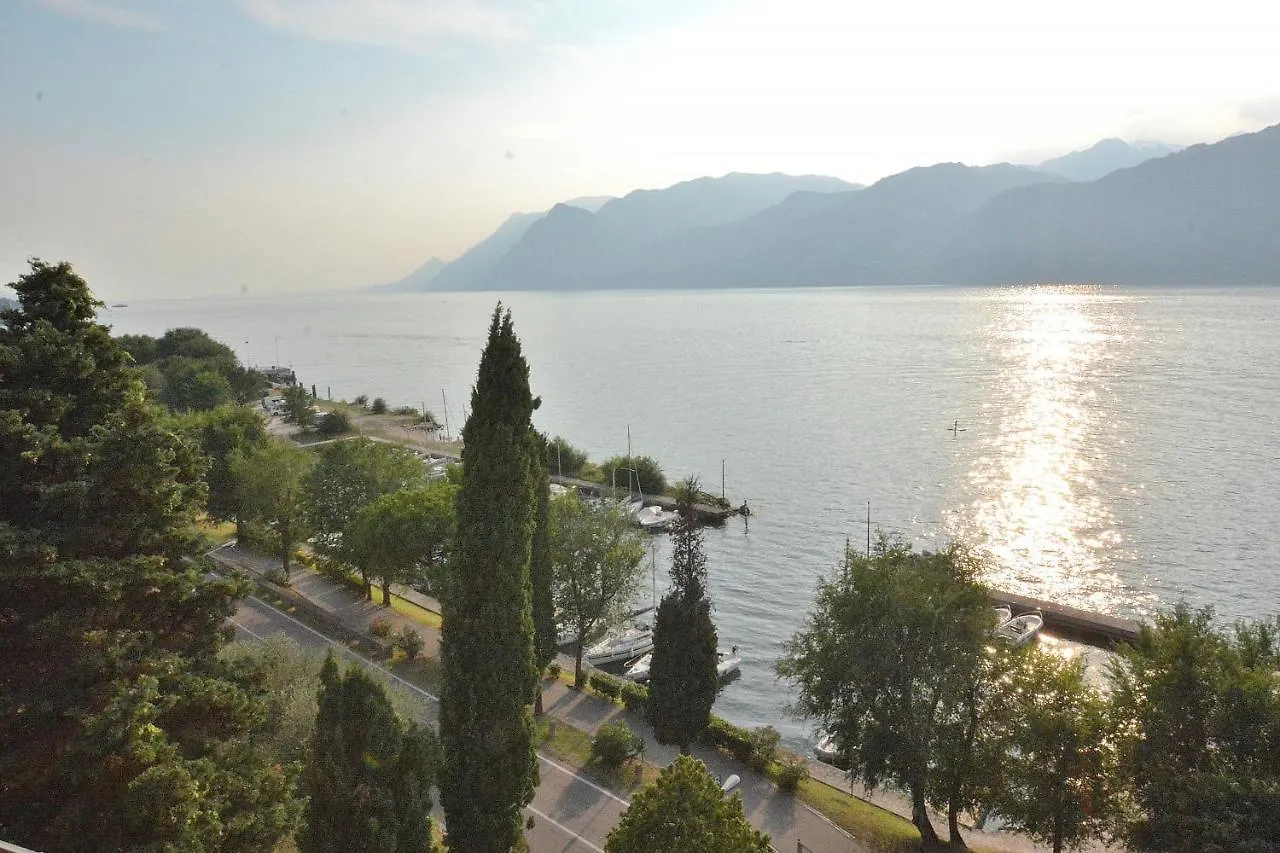 Apartment Windows On The Lake مالتشيزينيه