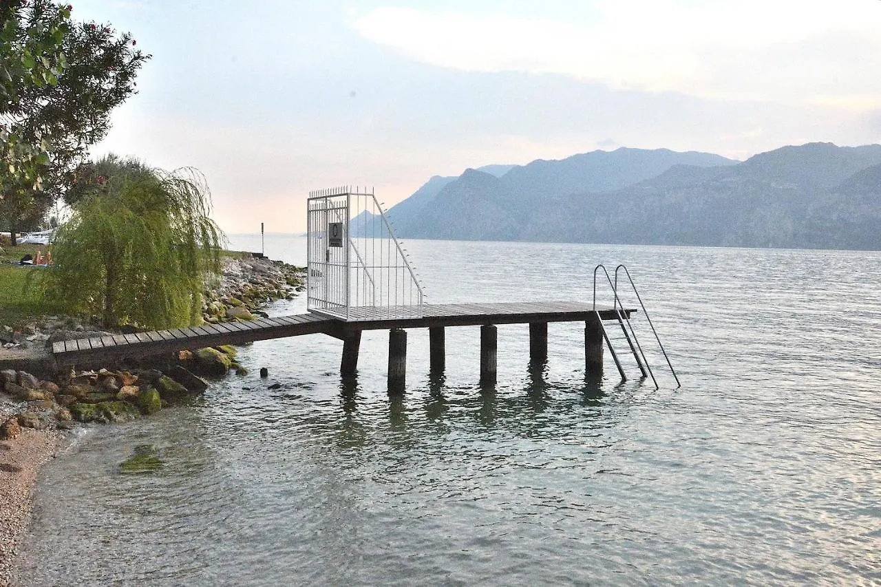 Apartment Windows On The Lake مالتشيزينيه